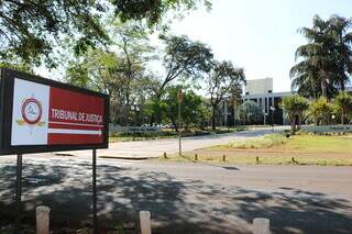 Placa sinalizando sede do TJMS no Parque dos Poderes, em Campo Grande (Foto: Divulgação/TJMS) 