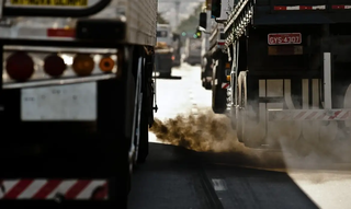 Carretas emitem gás carbono durante o transporte rodoviário. (Foto: Marcelo Casal Jr./Agência Brasil)