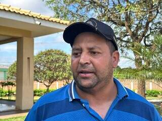 Fabiano Garcia conversou com a reportagem durante velório da mãe. (Foto: Marcos Maluf)