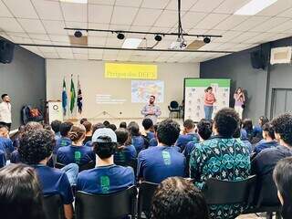 Alunos da Escola Estadual Hércules Maymone, em Campo Grande, receberem palestras sobre cigarros eletrônicos (Foto: Divulgação)