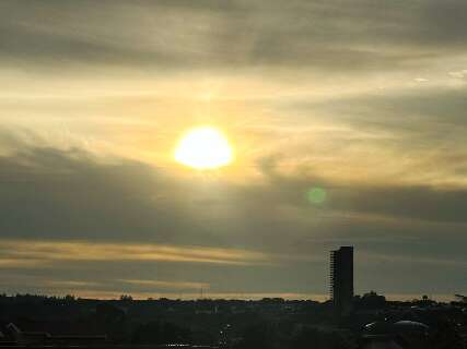 Véspera de feriado tem céu parcialmente claro e máxima de 37ºC