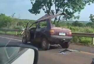 Veículo envolvido no acidente ficou destruído (Foto: Direto das Ruas)