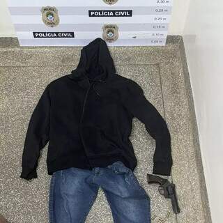 Roupa e arma que jovem estava usando no dia do crime (Foto:Divulgação)