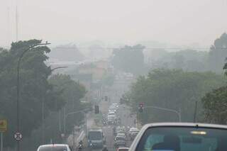 Céu coberto por fumaça dos incêndios florestais na Avenida Ezequiel Ferreira Lima, no bairro Aero Rancho, em outubro deste ano (Foto: Arquivo/Henrique Kawaminami)