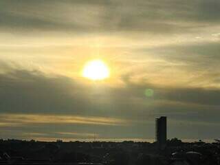 Sol aparece entre nuvens nesta manhã em Campo Grande (Foto: Marcos Maluf)