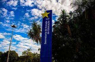 Totem de identificação da SED (Secretaria Estadual de Educação), no Parque dos Poderes, em Campo Grande (Foto: Ricardo Agra)