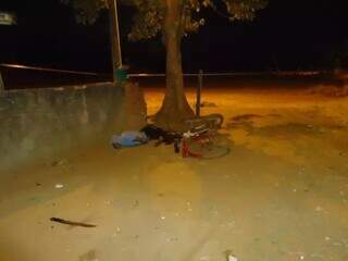 Corpo da vítima caído ao lado de uma bicicleta, na Rua Quinze de Novembro, em Caarapó (Foto: Arquvio/Campo Grande News)