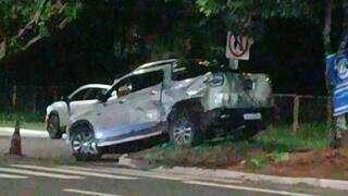 Fiat Toro subiu no canteiro da avenida após batida (Foto: Direto das Ruas)