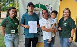 Manoel Jorge da Silva, com seu neto Héctor Mathias no colo, e seu filho João Pedro são assistidos pela Defensoria (Foto: Defensoria Pública de MS)