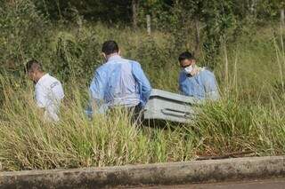 Equipe funerária retirando cadáver do local onde foi encontrado (Foto: Marcos Maluf | Arquivo)