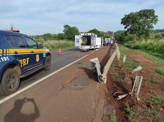 Guard rail  foi danificado pelo carro (Foto: divulgação  / PRF) 