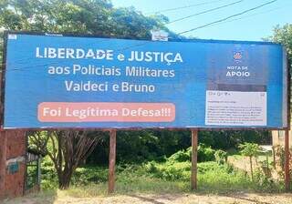 “Foi legítima defesa!!!” diz outdoor afixado em Anastácio pedindo a liberdade de PMs (Foto: Direto das Ruas)