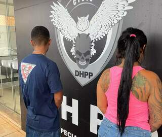 Yasmin e o irmão na DHPP após serem presos nesta terça-feira (Foto: Direto das Ruas)