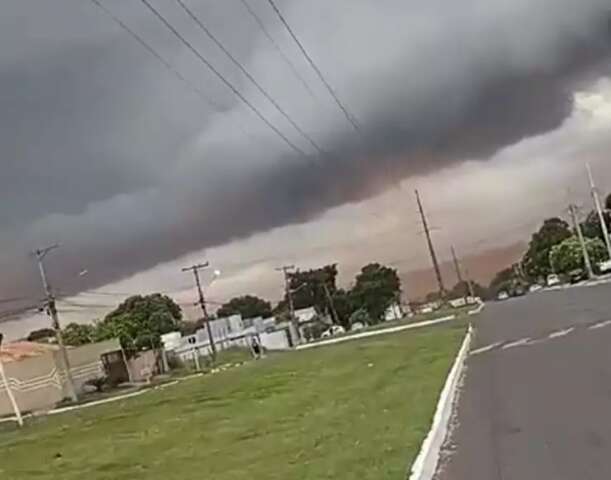 Com alerta de chuva, nuvem de poeira se espalha na sa&iacute;da para Cuiab&aacute;