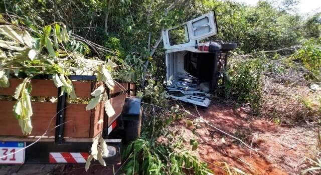 Motorista fica gravemente ferido após capotar veículo de empresa em rodovia