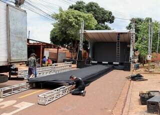 Montagem do palco e passarela para o primeiro Festival Niara, realizado na comunidade Tia Eva, em Campo Grande (Foto: Osmar Veiga)