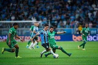 Jogadores disputam a posse da bola no gramado da Arena do Grêmio. (Foto: Fernando Alves/Juventude)