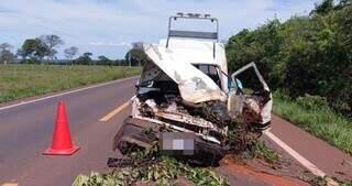 Veículo ficou com a frente completamente destruída após o acidente (Foto: Reprodução/Cenário MS)