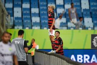 Matheus Gonçalves comemora gol que deu vantagem para a equipe Rubro-Negra. (Foto: Marcelo Cortes/Flamengo)