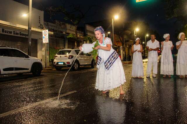 Rua 14 de Julho &eacute; lavada em ato de f&eacute; e resist&ecirc;ncia contra todo preconceito