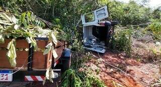 Carro na vegetação às margens da rodovia após capotagem (Foto: Reprodução/Cenário MS)