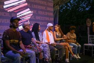 Roda de conversa, da esquerda pra direita: Victor Macaulin, Fernando Cruz, Maria Carol, CJ, Soulra e Rosangela Maria. (Foto: Enryck Sena)