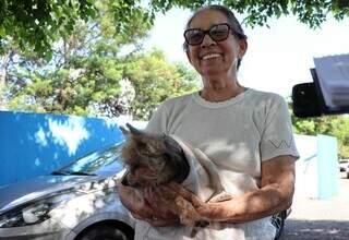 Eulélia e a cachorra Mel, a mascote de 14 anos, levada à vacinação (Foto: Osmar Veiga)