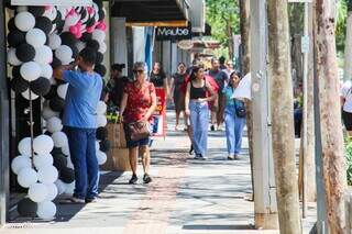 Pedestre caminhando pela calçadas de comércios no Centro de Campo Grande, na Rua 14 de Julho (Foto: Juliano Almeida)