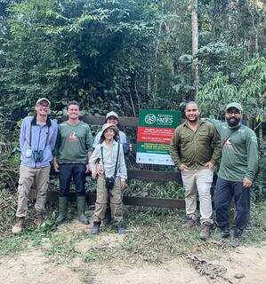 Cecília ao lado de pesquisadores da Reserva Kaetés, em Espírito Santo (Foto: Arquivo Pessoal)