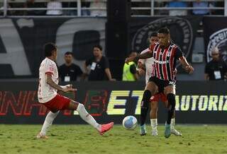 Jogadores disputam a posse da bola no Estádio Nabi Abi Chedid, em Bragança Paulista (SP). (Foto: Rubens Chiri/São Paulo)