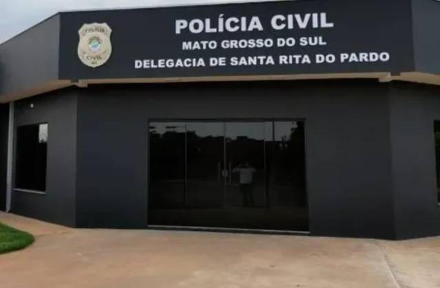 Homem &eacute; agredido com enxada ao pedir para colega lavar talheres