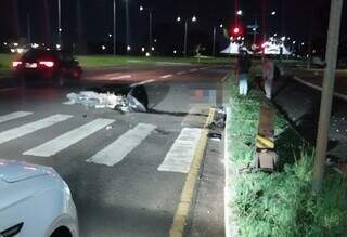 Vítima caída na avenida após a colisão (Foto: Direto das Ruas)