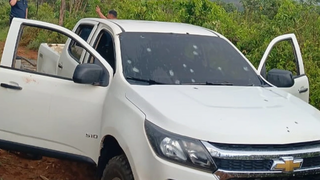 Chevrolet S10 apresentou diversos disparos no para-brisa durante a perícia. (Foto: Reprodução/Ultima Hora)