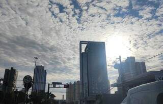 Vista do céu de Campo Grande a partir da Avenida Afonso Pena (Foto: Osmar Veiga)