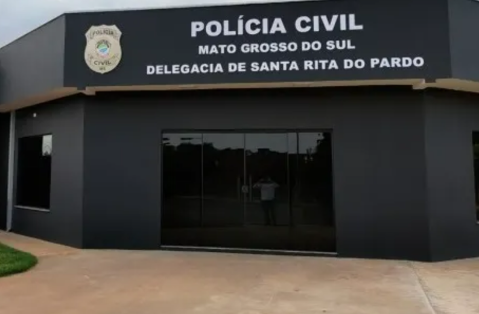 Homem é agredido com enxada ao pedir para colega lavar talheres