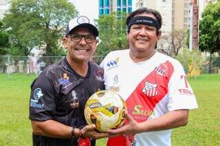 Professor Carlão e Kuya lado a lado segurando bola antes de partida na última edição (Foto: Acervo Pessoal)