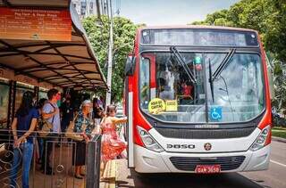 Usuários entram em ônibus em estação de embarque no Centro da Capital. (Foto: Henrique Kawaminami/Arquivo)