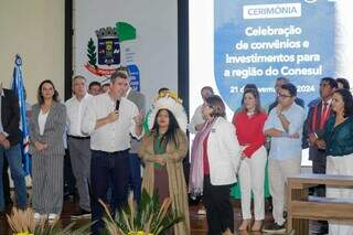 Eduardo Riedel ao lado das ministras Sonia Guajajara e Cida Gonçalves, em Ponta Porã (Foto: Saul Schramm)