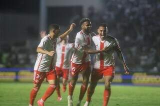 Equipe do Colorado comemora lance de Wesley, no Estádio São Januário. (Foto: Ricardo Duarte/Internacional)