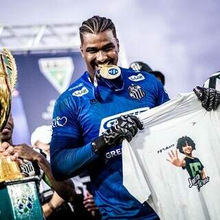 Goleiro Elissom com a medalha de campeão sul-mato-grossense (Foto: Acervo Pessoal)