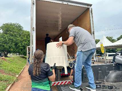 No 13° drive-thru da reciclagem lixo guardado há mais de 10 anos é descartado