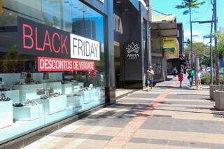 Fachada de loja de sapatos com anúncio de promoção na Rua 14 de Julho (Foto: Juliano Almeida)