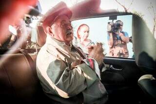 Francisco Cezário de Oliveira preso em frente a sua casa (Foto: Henrique Kawaminami) 