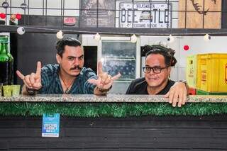 Os amigos Rahyran e Elton abriram bar que serve feijoada com rock, cervejas e mentiras (Foto: Juliano Almeida)