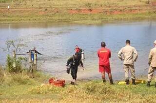 Corpo de Bombeiros durante buscas por pessoa que se afogou em lagoa na saída para Cuiabá (Foto: Paulo Francis/Arquivo)