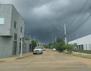 Céu escuro no início desta tarde em Campo Grande (Foto: Kamila Alcântara)