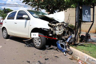 Motocicleta das vítimas prensada pelo veículo de Guilherme (Foto: Reprodução)