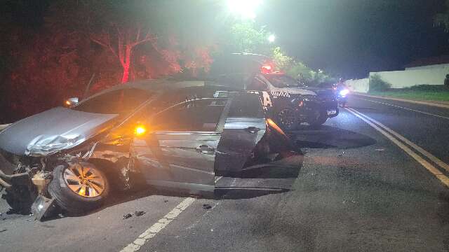 Motorista corre ao ver PM, bate em guard rail e acaba preso com pistola