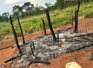 Casa ficou completamente destruída após o incêndio (Foto: Divulgação)