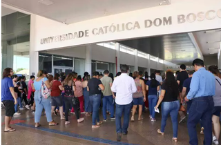 Candidatos chegando para concurso público realizado em Campo Grande (Foto: Henrique Kawaminami) 